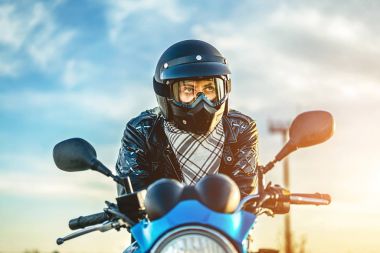 Spor motosiklet üzerinde poz adam