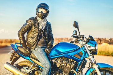 Spor motosiklet üzerinde poz adam