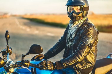 Spor motosiklet üzerinde poz adam