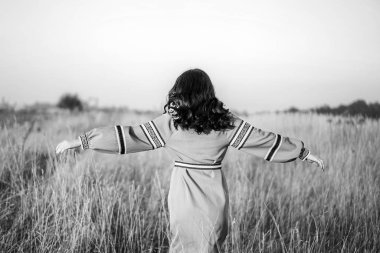 Tarlada dans eden kadın