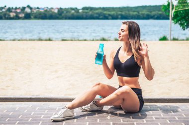 Eğitimden sonra dinlenen kadın