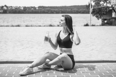 Eğitimden sonra dinlenen kadın