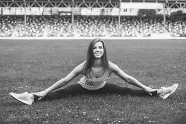 Gülümseyen kadın bölmelerini yapıyor