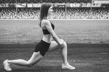 gülümseyen kadın germe