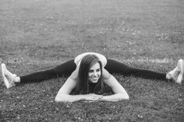 Gülümseyen kadın bölmelerini yapıyor