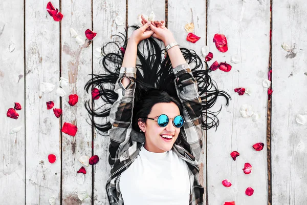 ahşap zemin üzerinde rahatlatıcı kız