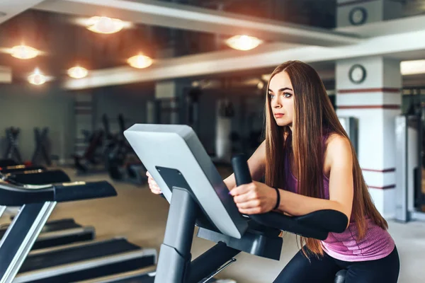 Koşu bandında koşan kız