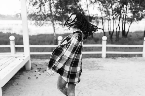 Chica girando en parque — Foto de Stock