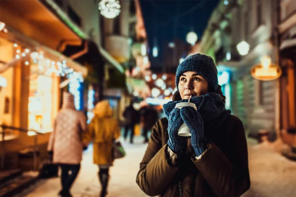 Woman drinking coffee in winter — Stock Photo, Image