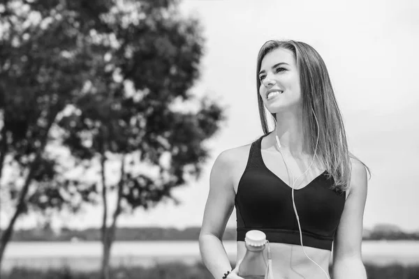 Chica deportiva relajarse después del entrenamiento — Foto de Stock