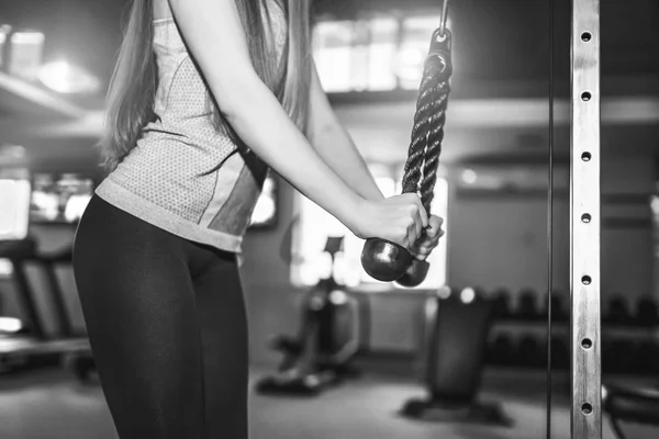 Dziewczyna treningu w siłowni — Zdjęcie stockowe