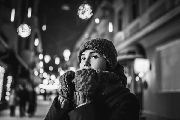 Girl outdoor in cold weather — Stock Photo, Image