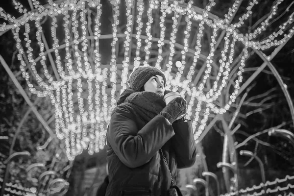 Kışın kahve içme kadın