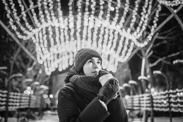 Genç kadın kışın kahve içme