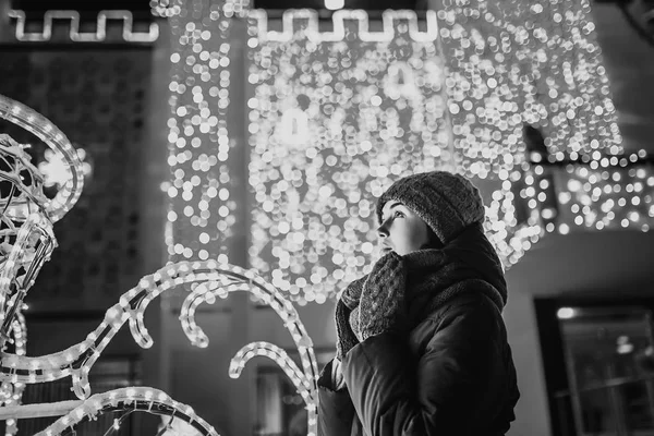 Noel ışıkları ile rüya gibi kadın