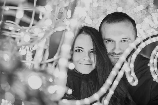 Couple regardant à travers les lumières de Noël — Photo