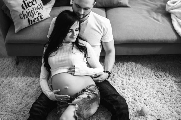 Ehemann umarmt schwangere Frau — Stockfoto