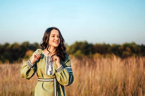 Žena představuje v poli — Stock fotografie