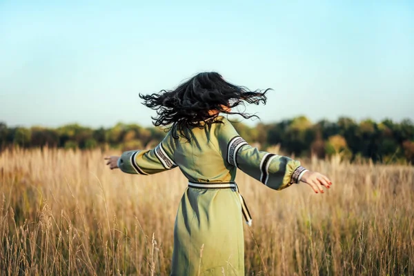 Женщина танцует в поле — стоковое фото
