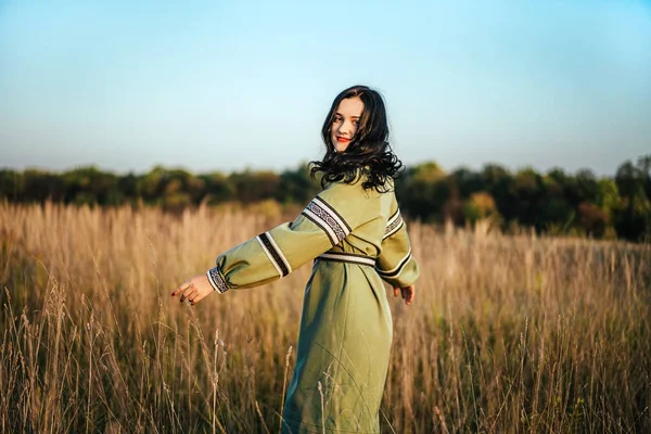 Mulher posando no campo — Fotografia de Stock