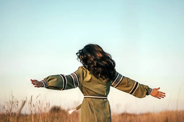 Vrouw dansend in het veld — Stockfoto