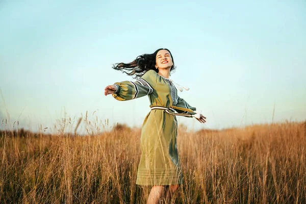 Γυναίκα που χορεύει στο χωράφι — Φωτογραφία Αρχείου