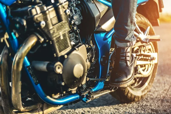 Hombre sentado en motocicleta — Foto de Stock