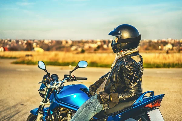 Muž představuje na motocyklový sport — Stock fotografie