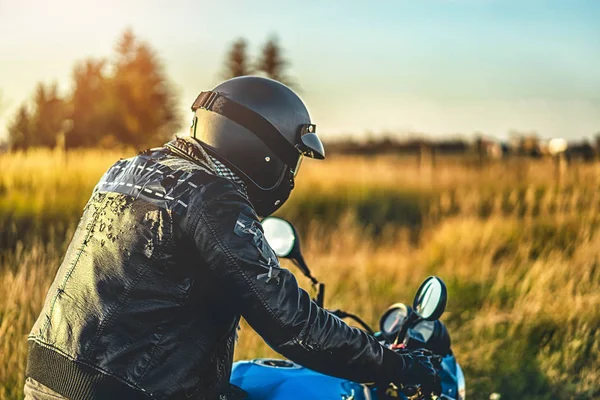 Homem na motocicleta esporte — Fotografia de Stock