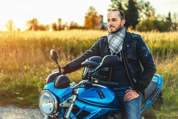 Homem na motocicleta esporte — Fotografia de Stock
