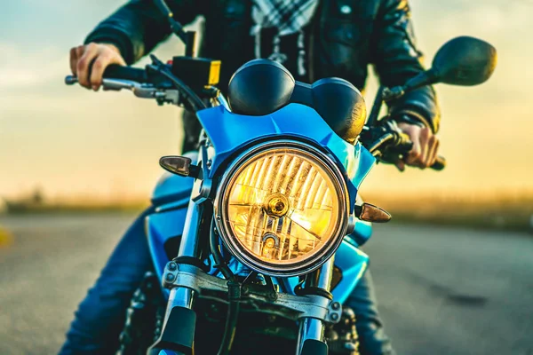 Hombre sentado en motocicleta — Foto de Stock