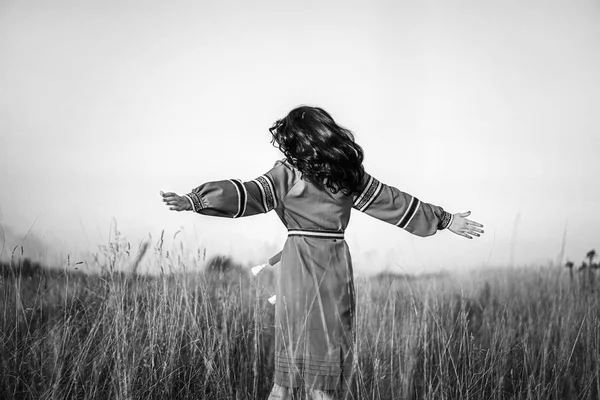 Mujer bailando en el campo —  Fotos de Stock