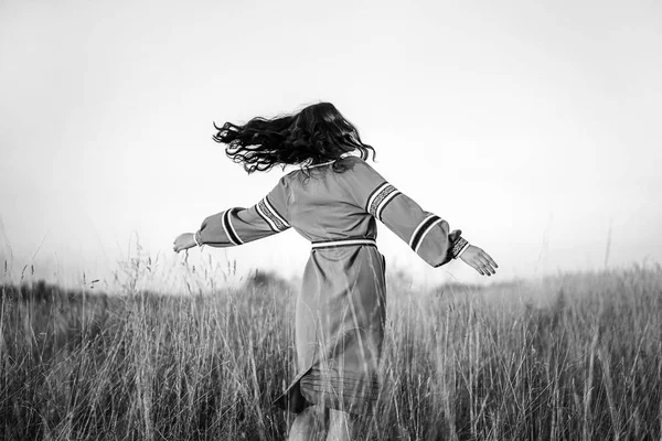 Mujer bailando en el campo —  Fotos de Stock