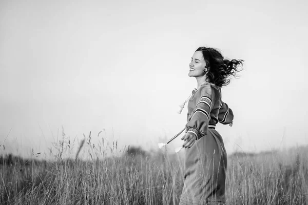 Donna che balla sul campo — Foto Stock