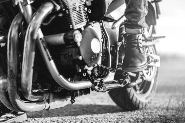 Homem sentado na motocicleta — Fotografia de Stock