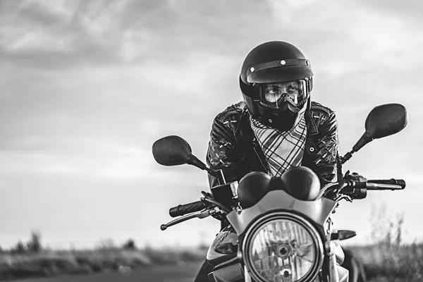Людина на спортивному мотоциклі — стокове фото