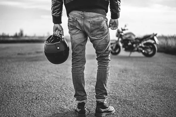 Homem segurando capacete motocicleta — Fotografia de Stock