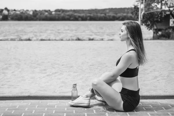 Eğitimden sonra dinlenen kadın