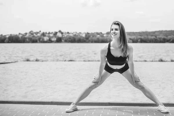 Giovane donna stretching — Foto Stock