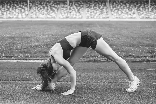 Sorridente donna stretching — Foto Stock