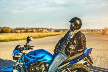 Adam spor motosiklet açık