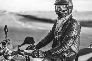 Adam spor motosiklet açık