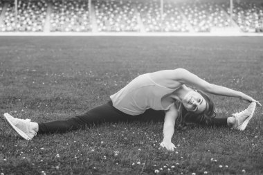 Sevimli genç esmer sportif kız egzersiz açık