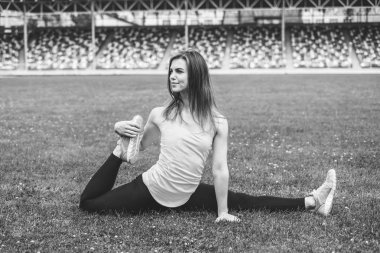 Sevimli genç esmer sportif kız egzersiz açık