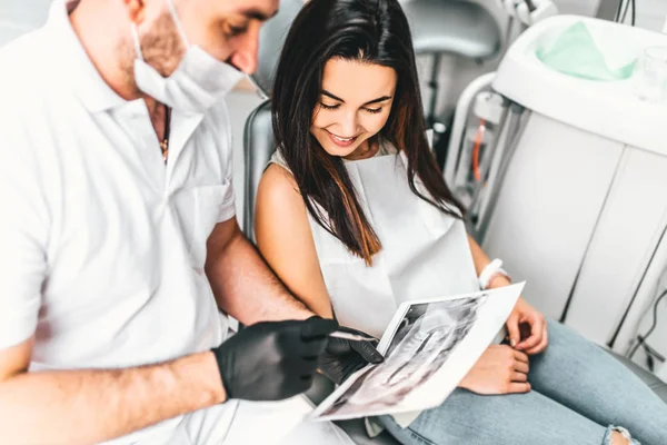 Dentista mostrando para o paciente feliz resultado do tratamento — Fotografia de Stock