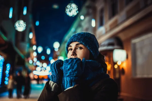 Pretty girl outdoor in cold weather — Stock Photo, Image