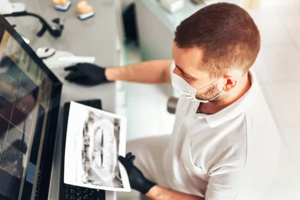 Doctor making examination of the x-ray and choosing treatment — Stock Photo, Image