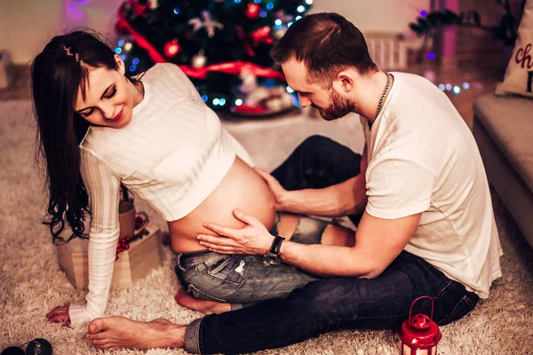 Молодая счастливая семья с беременной матерью — стоковое фото