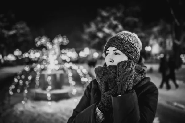 Pretty girl outdoor in cold weather — Stock Photo, Image