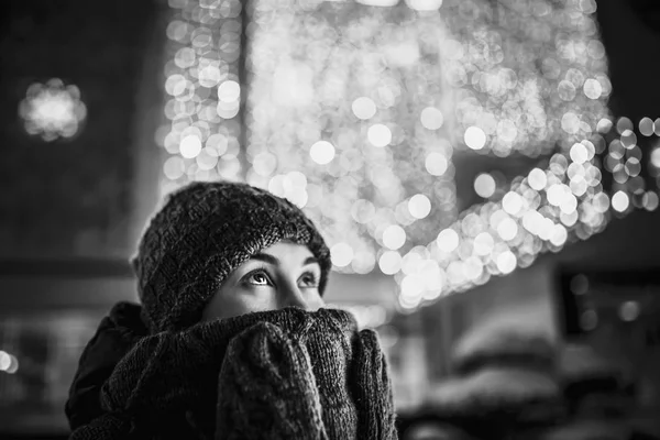Красива дівчина на відкритому повітрі в холодну погоду — стокове фото